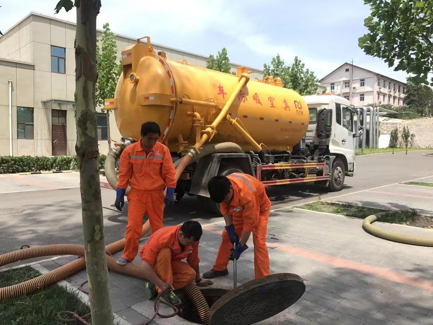 日喀则管道疏通车停在窨井附近