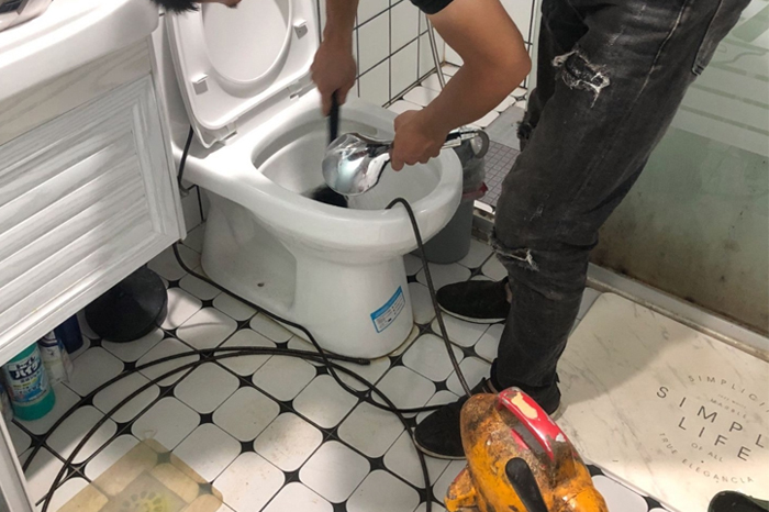 日喀则马桶堵塞自己疏通还是找师傅？专业上门服务让你省时更省心